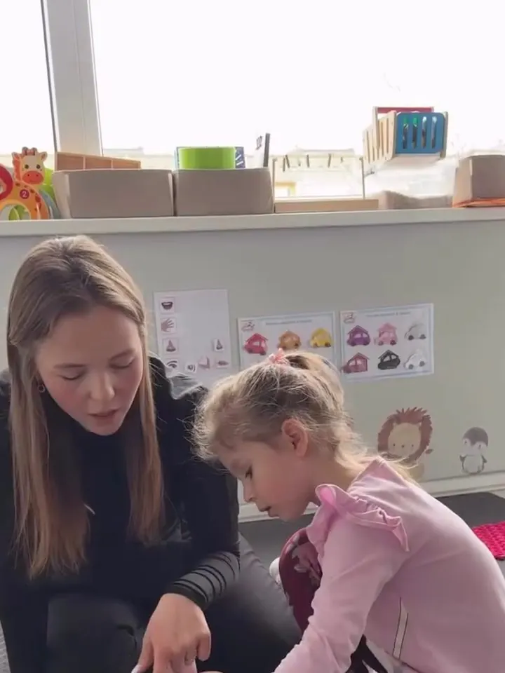 Логопед на занятии с девочкой