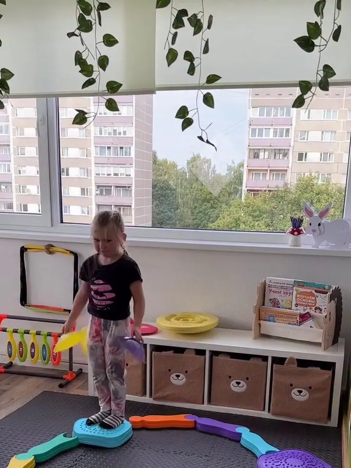Девочка идёт по дорожке из балансиров