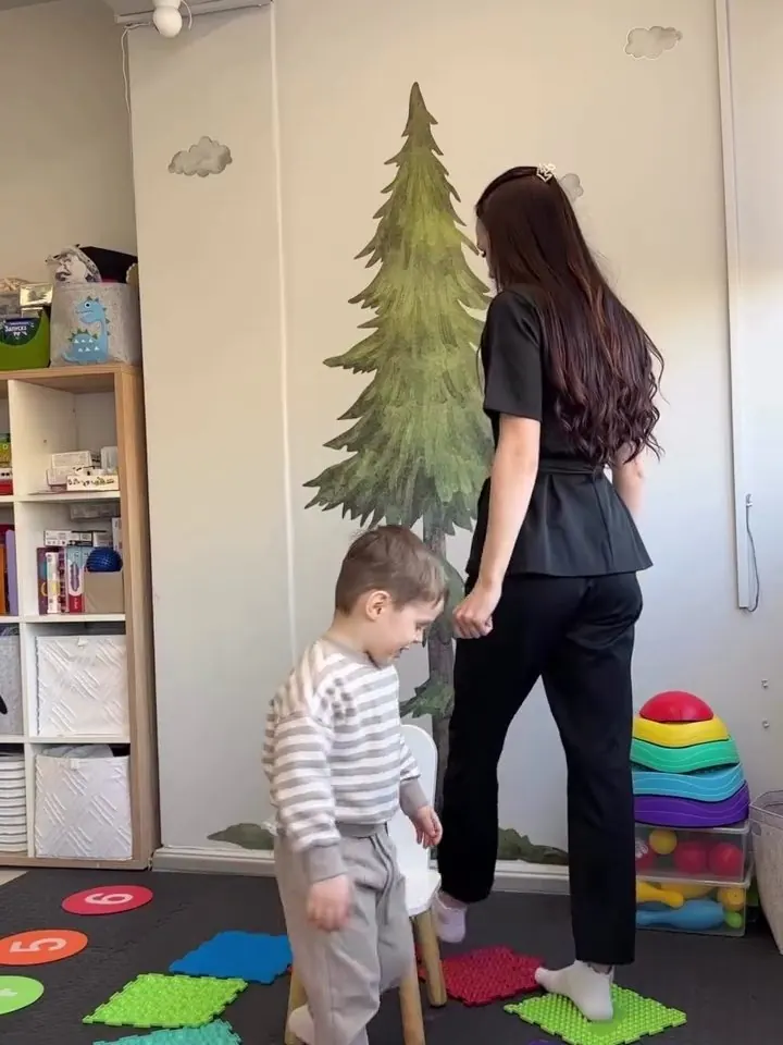 Логопед и малыш на сенсорной дорожке в кабинете